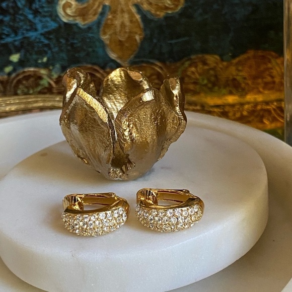 VINTAGE Gold tone and crystal huggie clip on earrings - Picture 9 of 9